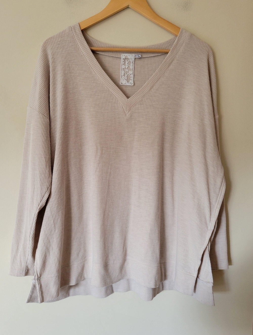 Sadie & Sage Women's Oversized Long Sleeve Ribbed V-neck T-shirt Neutral Small